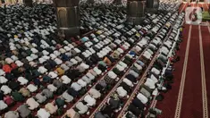 Ribuan jemaah melaksanakan sholat tasbih selama ibadah malam atau qiyamul lail di Masjid Istiqlal, Jakarta, Minggu (16/4/2023) dini hari WIB. (merdeka.com/Nanda F. Ibrahim)