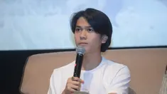 Iqbaal Ramadhan atau yang kerap disapa Bale ini kini menyibukkan diri di dunia peran. Baru-baru ini dirinya kerap terlibat di film Bumi Manusia. Pada peluncuran poster film Bumi Manusia, Bale hanya menggunakan kaus putih serta celana bahan warna hijau. (Kapanlagi.com/Bayu Herdianto)