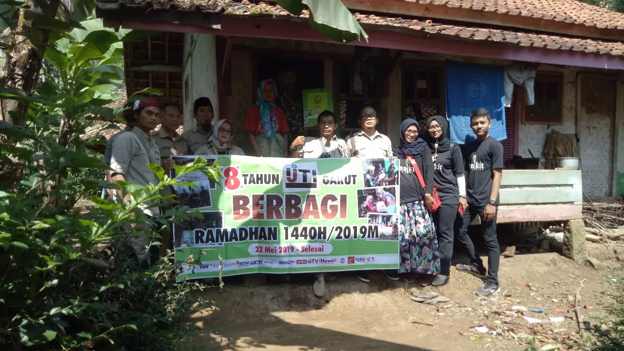Para wartawan Televisi Garut yang tergabung dalam IJTI, nampak antusias memberikan bantuan dalam program IJTI berbagi