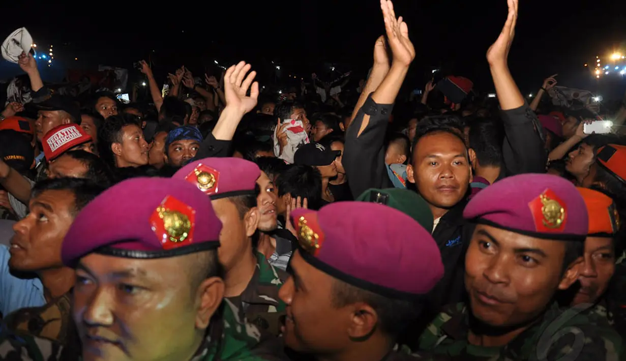 Ribuan fans Iwan Fals serta para prajurit TNI larut dengan dendang balada sang idola di Mabes TNI Cilangkap, Jakarta, (12/10/14). (Liputan6.com/Miftahul Hayat) 