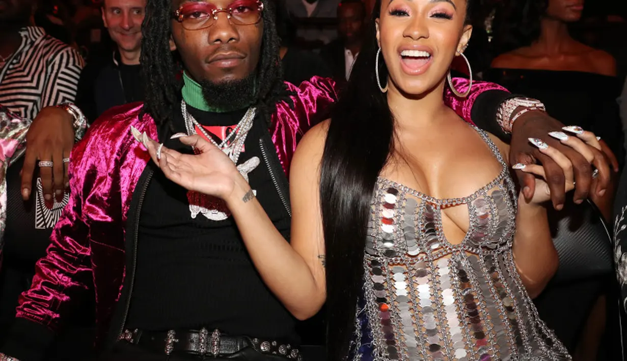 Offset tertangkap berselingkuh dari Cardi B beberapa video yang tersebar di internet. Kendati demikian, mereka tetap bersama hingga kini. (Johnny Nunez/WireImage/USMagazine)