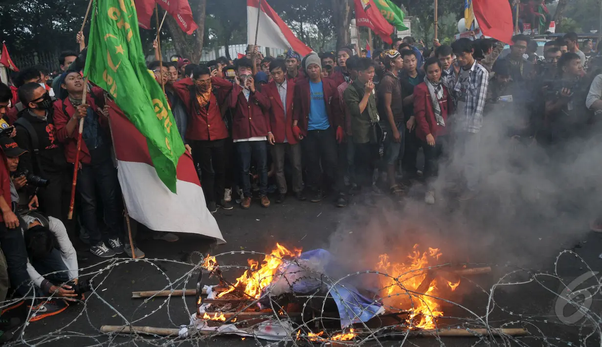 Suasana aksi di depan Istana Negara, Jakarta, Kamis (21/5/2015). Dalam aksinya para mahasiswa membakar spanduk. (Liputan6.Com/JohanTallo)