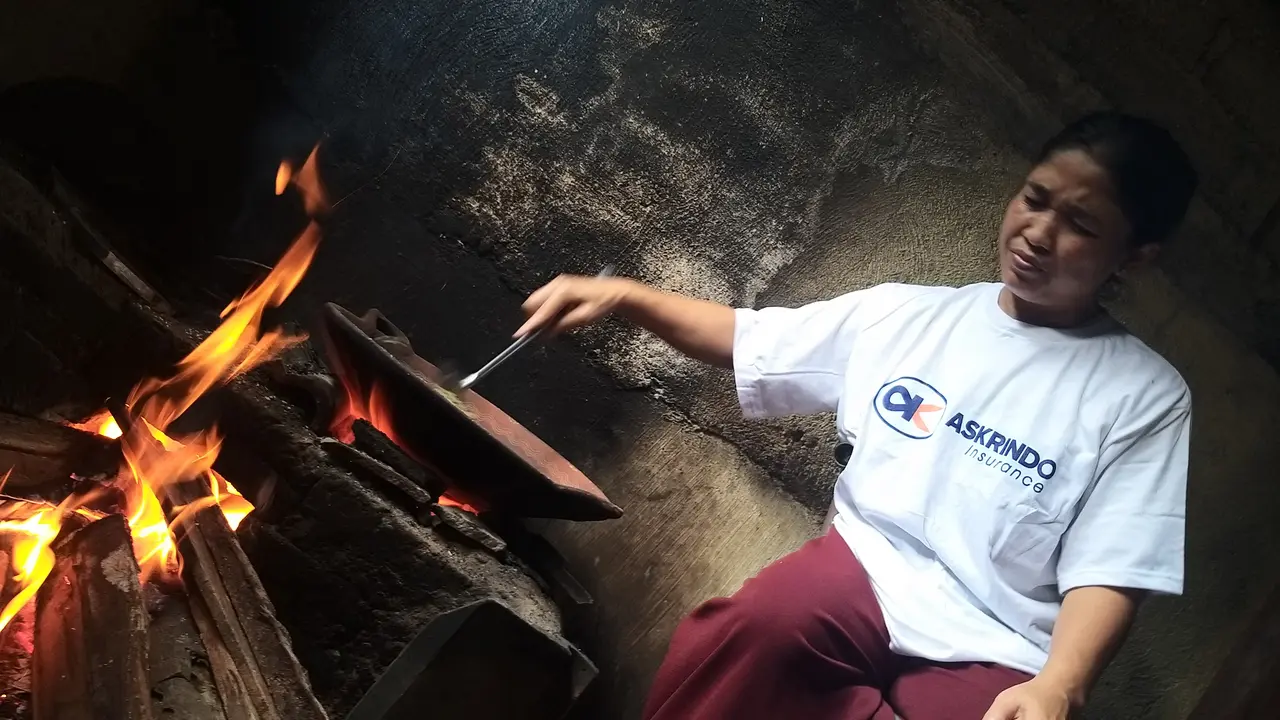 Pelaku UMKM produksi kopi asli Banyuwangi tengah sangrai kopi