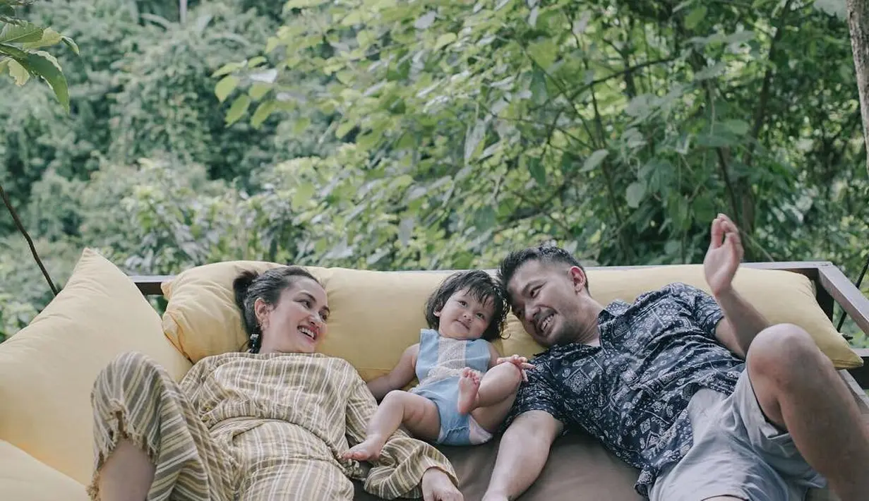 Tidak sedikit kaum hawa yang memperhatikan gaya hot papa tersebut. Tidak sedikit yang mengaku gemes melihat Rio yang sedang telanjang dada. (Instagram/riodewanto)