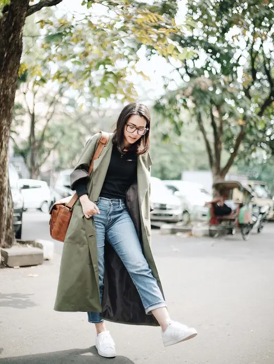 Wanita kelahiran Surabaya, 1 Agustus 1993 ini tampak bahagia tampil di luar ruangan. Menggunakan baju warna hitam dan celana jeans, serta sepatu putih dan outer berwarna hijau membuatnya makin menawan. Tas berwarna cokelat melengkapi gayanya. (Liputan6.com/IG/@twindyrarasati)