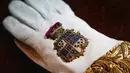Dia juga akan menggunakan kembali Coronation Girdle, atau sabuk pedang, dan Coronation Gauntlet, atau sarung tangan - keduanya dibuat untuk kakeknya, George VI, pada tahun 1937 - daripada memesan barang baru. (Victoria Jones/PA via AP)