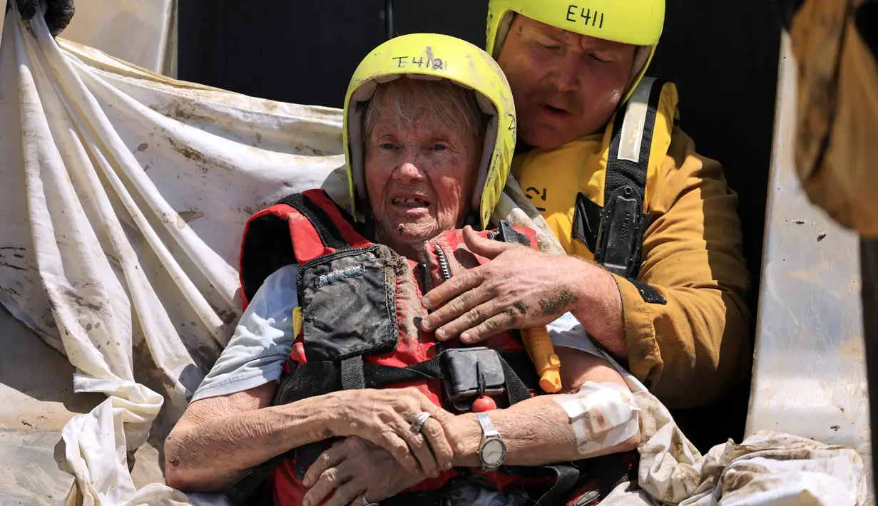 Buldoser menyelamatkan warga California yang terjebak di rumah setelah Badai Tropis Hilary menimbun lingkungan mereka dengan lumpur. (DAVID SWANSON / AFP)