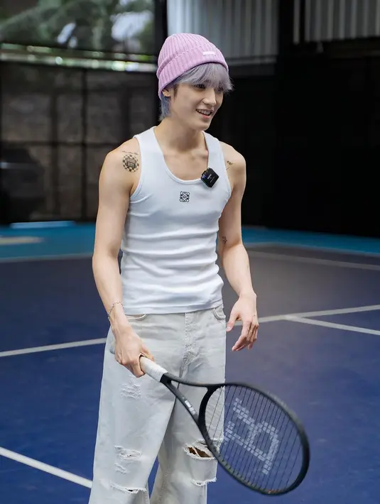 Penampilan Taeyong NCT semakin kasual dan menarik dengan beanie ungu dan kombinasi sneakers berwarna biru. Foto: Instagram.