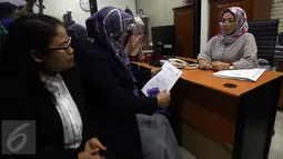 Perwakilan Lingkaran Aku Cinta Indonesia (LACI) dari Hong Kong melaporkan Fahri Hamzah ke Mahkamah Kehormatan Dewan (MKD) DPR, Jakarta, Senin (30/1). Fahri Hamzah dilaporkan karena kicauannya yang menyebut TKI sebagai babu. (Liputan6.com/Johan Tallo)