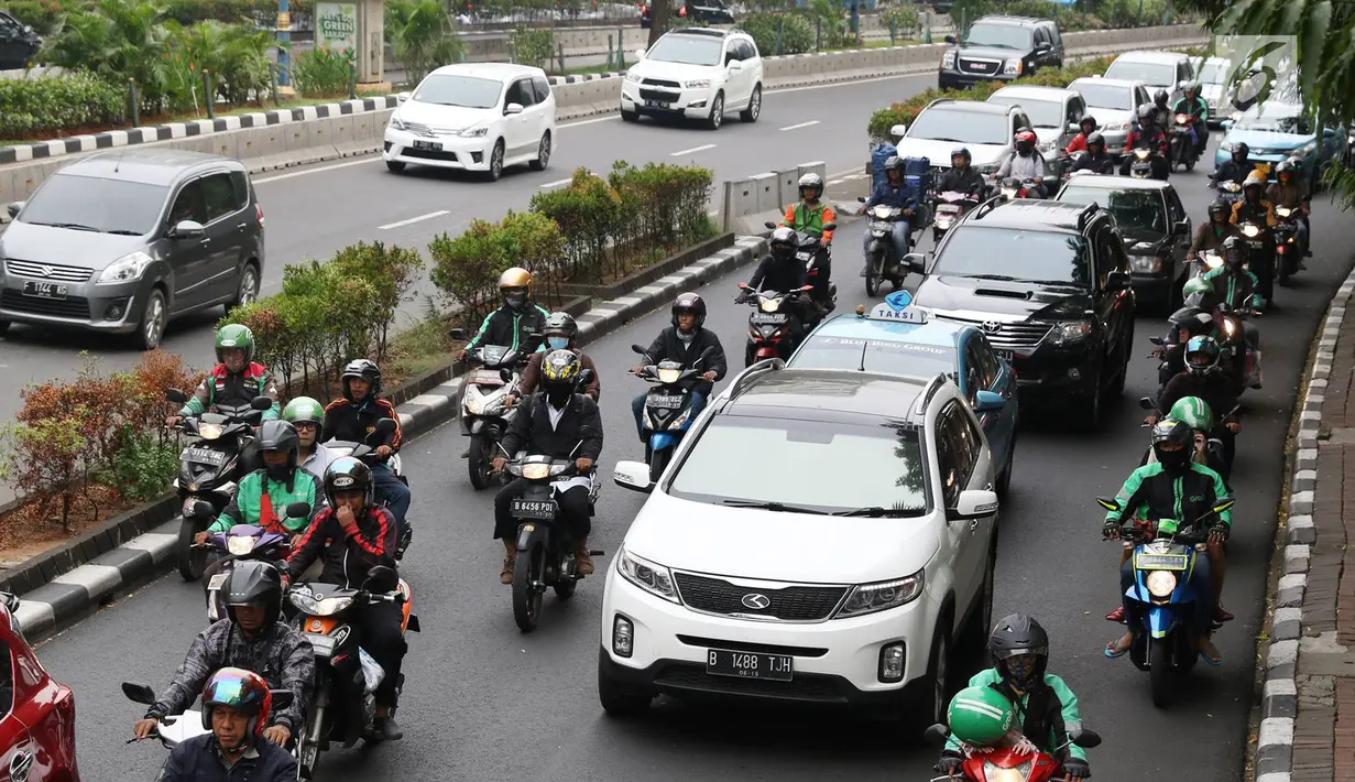 Pengendara sepeda motor melintas di Jalan HR Rasuna Said, Kuningan, Jakarta, Kamis (22/6). Tiga ruas jalan protokol yang tidak boleh dilalui sepeda motor yakni Jalan Rasuna Said, Jalan Sudirman, serta Jalan Gatot Subroto. (Liputan6.com/Immanuel Antonius)