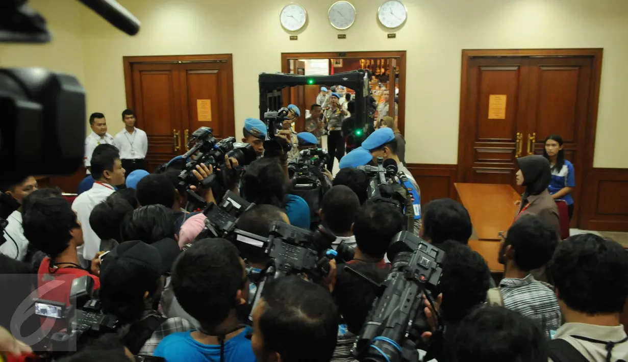 Awak media seusai mengambil gambar gelar perkara kasus dugaan penistaan agama dengan terlapor Basuki Tjahja Purnama alias Ahok di Gedung Rupatama, Mabes Polri, Jakarta, Selasa (15/11). (Liputan6.com/Helmi Afandi)