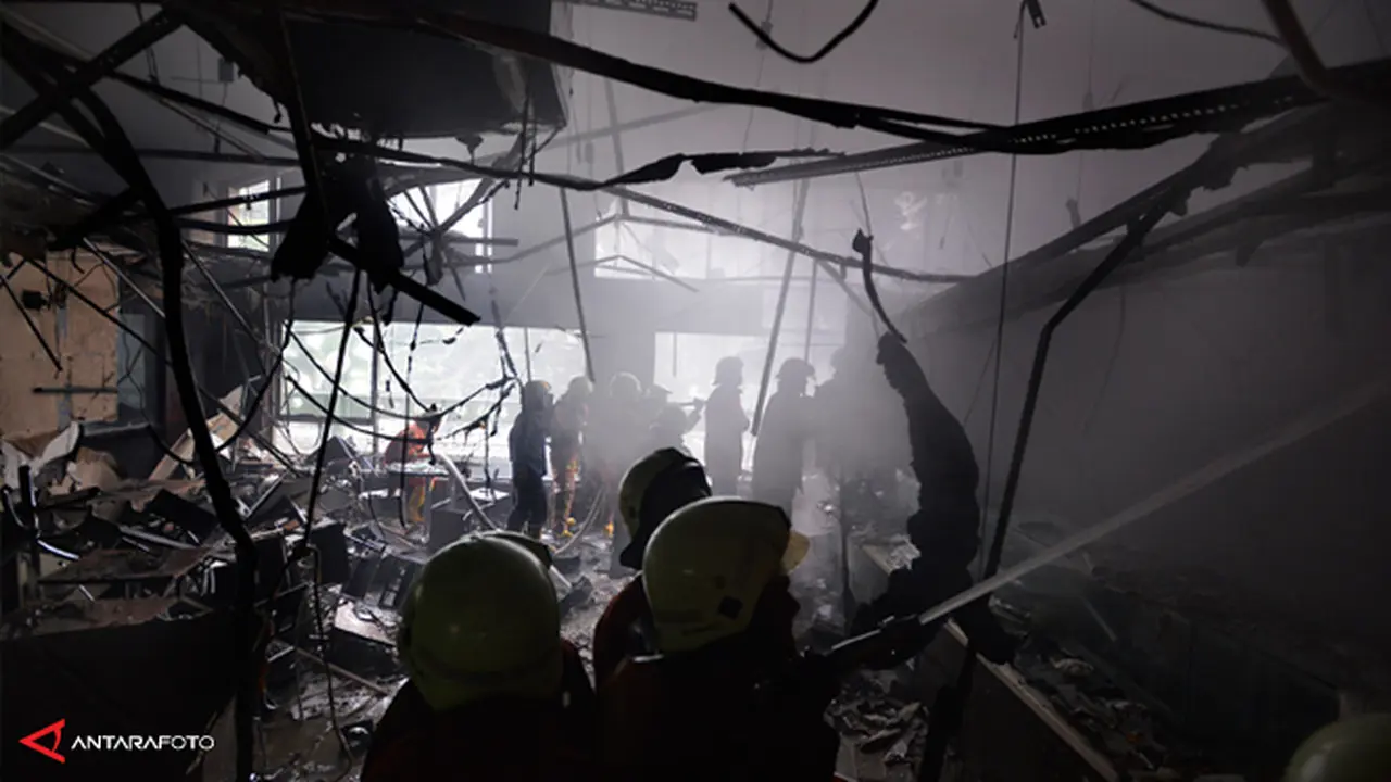 gambir-terbakar-8-131227b.jpg