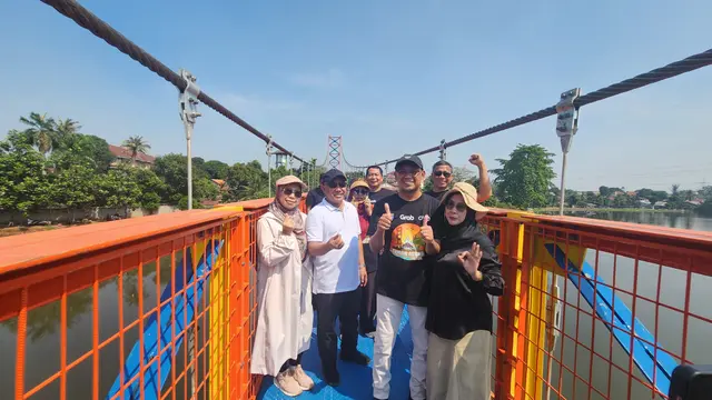 Wali Kota Depok Menaiki Jembatan Gantung di Taman Alun-Alun dan Hutan Kota Wilayah Barat
