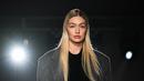 Gigi Hadid mempersembahkan kreasi Prada selama Koleksi Wanita Musim Gugur-Musim Dingin 2023-2024 sebagai bagian dari Fashion Week di Milan pada 23 Februari 2023. Gigi mengangkat tinggi badannya dengan sepasang sepatu hak tinggi dengan motif bunga Kendall berwarna biru pucat. Model itu mengenakan rambut pirang panjangnya yang diluruskan dan mengalir di bahunya. (AFP/Marco Bertorello)