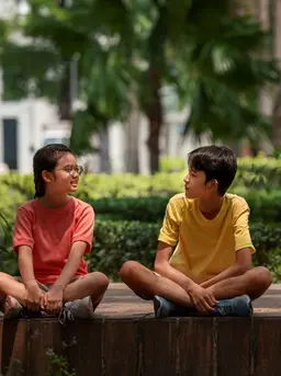 Memasuki lingkungan baru, seperti sekolah, tempat kursus, atau bahkan saat bertemu orang yang belum dikenal, sering kali menjadi tantangan tersendiri bagi anak. Tidak sedikit anak yang merasa cemas, malu, bahkan memilih untuk menyendiri karena belum merasa nyaman dengan situasi di sekitarnya. (foto/dok: freepik)