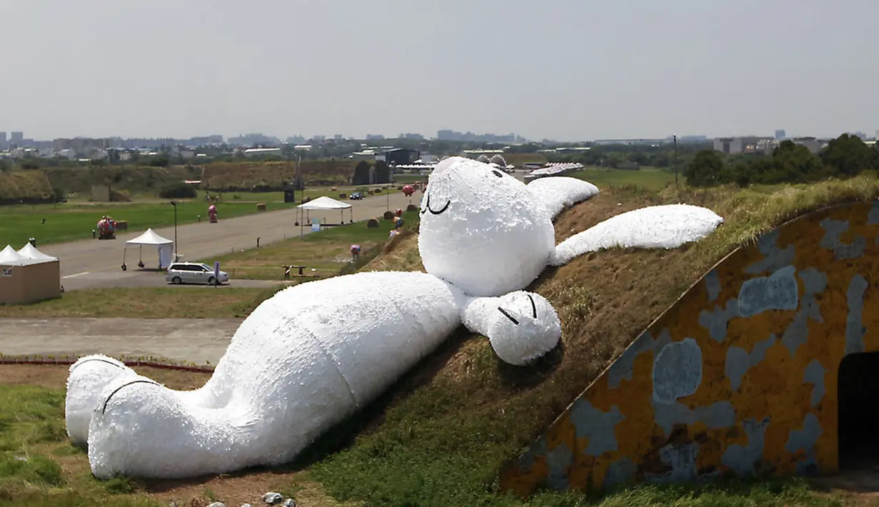 Replika kelinci raksasa dengan panjang 25,3 meter ditampilkan pada Taoyuan Land Art Festival di Taiwan, (3/9/2014). (REUTERS/Pichi Chuang)