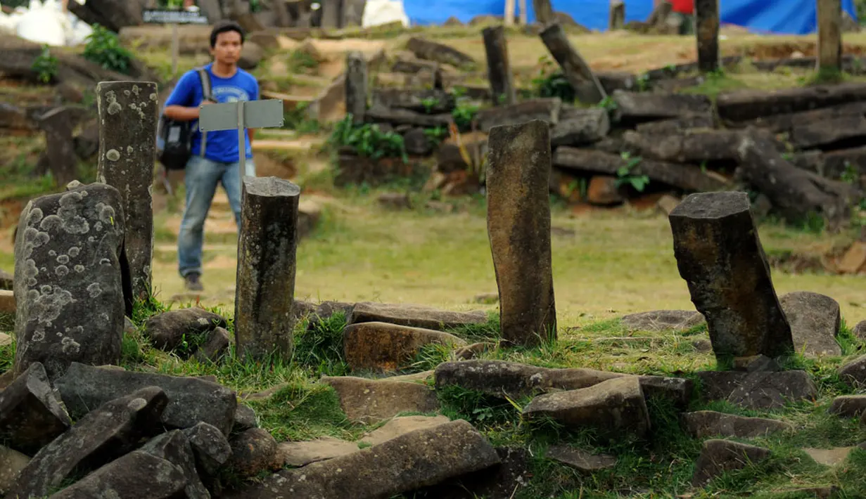 Batuan berdiri atau menhir menjadi salah satu pemandangan tersendiri dan menarik di areal situs Gunung Padang di Kampung Cimanggu, Cianjur, Jawa Barat, (19/9/2014). (Liputan6.com/Helmi Fithriansyah)