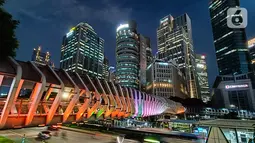 Gemerlap jembatan penyeberangan orang (JPO) GBK pada malam hari saat menggunakan kamera realme 9 Pro Plus dengan sensor Sony IMX76, Jakarta, Kamis (24/02/2022). Kamera ini didukung oleh teknologi AI Noise Reduction Engine 3.0 yang dapat menghasilkan foto minim noise. (Liputan6.com/Fery Pradolo) 