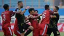 Pemain PSM Makassar, Arfan (tengah) terlibat pertengkaran dengan pemain PS Barito Putera, Rafael Gomes De Oliviera (kanan) dalam laga pekan ke-5 BRI Liga 1 2021/2022 di Stadion Wibawa Mukti, Cikarang, Senin (27/9/2021). PSM kalah 0-2. (Bola.com/Ikhwan Yanuar)