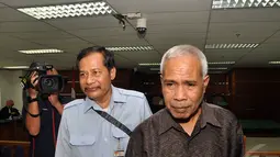 Terdakwa Bupati Biak Numfor nonaktif, Yesaya Sombuk meninggalkan ruang sidang usai ditunda oleh hakim di Pengadilan Tipikor, Jakarta, Senin (27/10/2014). (Liputan6.com/Miftahul Hayat)