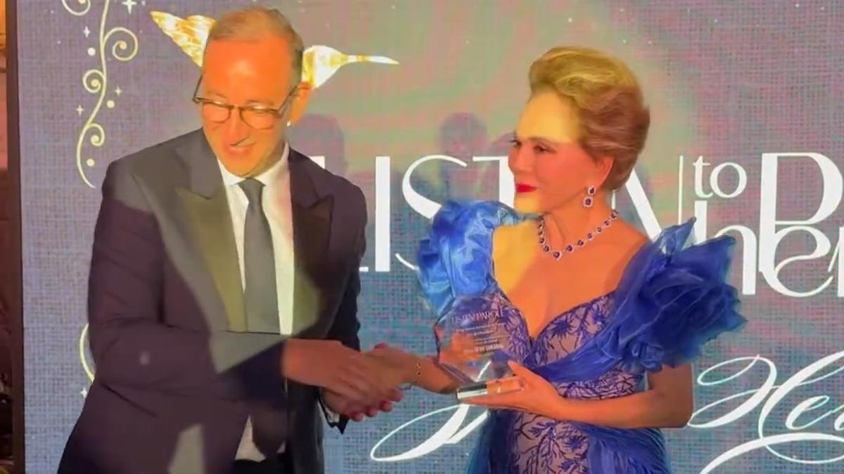 Selain Syahrini, Dewi Sukarno Juga Terima Penghargaan UNESCO Listen to Her Parole di Cannes