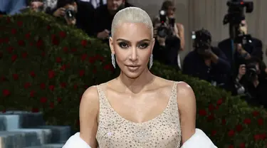 Kim Kardashian menghadiri Met Gala 2022 di The Metropolitan Museum of Art, New York City, Amerika Serikat, 2 Mei 2022. Gaun Marilyn Monroe dilaporkan rusak setelah dipakai oleh Kim Kardashian pada Met Gala 2022. (Dimitrios Kambouris/Getty Images for The Met Museum/Vogue/AFP)