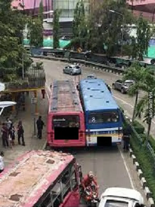6 Tingkah Pasangan di Bus Ini Bucin Abis, Bikin Tepuk Jidat