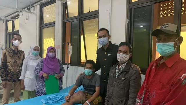 Sarip (37), Saat Mendapatan Perawatan Di RSUD Serang. (Kamis, 19/05/2022).