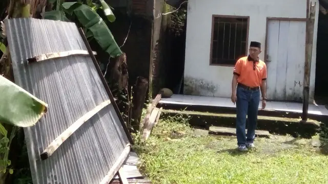 Pohon Tumbang Timpa Makam Keramat, Ada Apa?