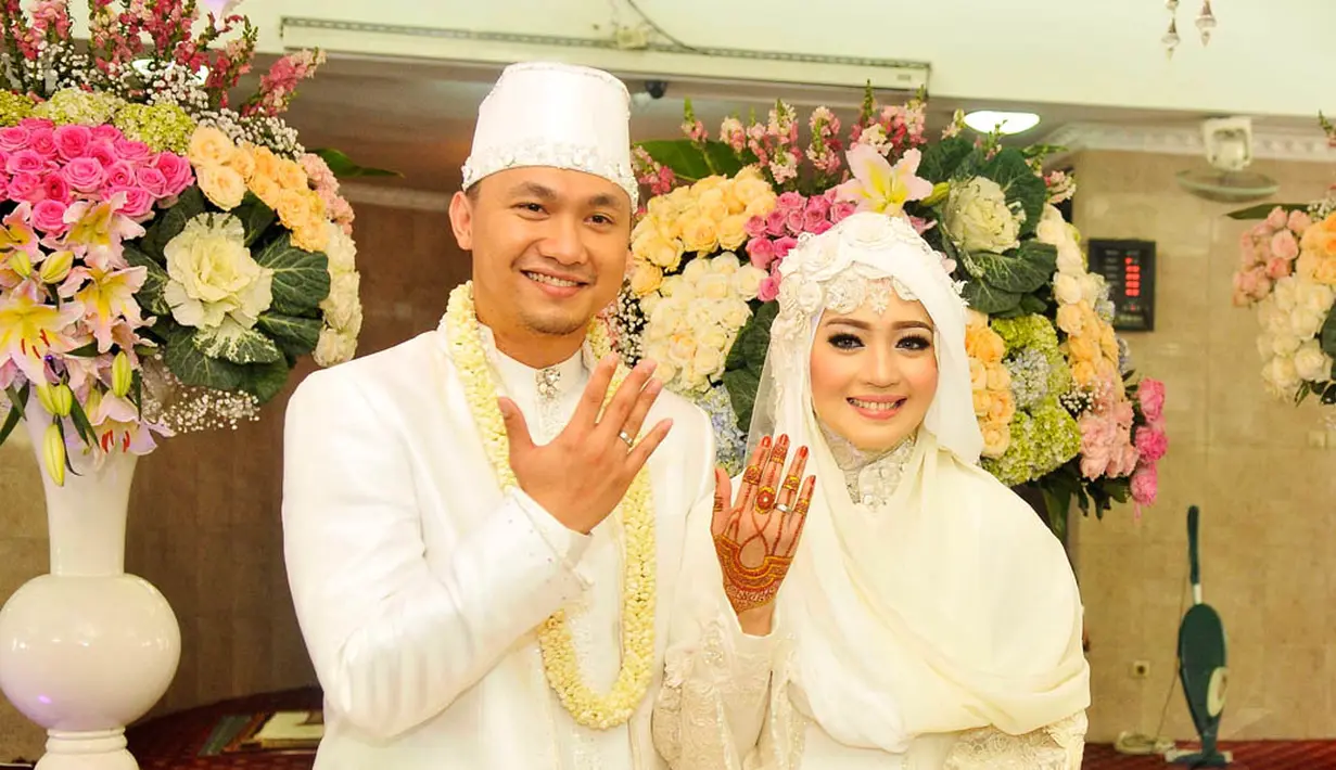 Minggu (9/11/2014), aktris Nuri Maulida sah menjadi istri politikus Pandu Kesuma Dewangsa. (Liputan6.com/Panji Diksana) 