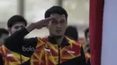 Pebulutangkis ganda putra Indonesia, Mohammad Ahsan, melakukan hormat bendera saat seremoni pelepasan untuk Piala Sudirman di Kantor PBSI Cipayung, Jakarta, Sabtu (6/5/2017). (Bola.com/Vitalis Yogi Trisna)