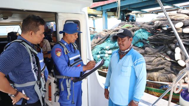 Satpolairud Pemalang cek sarana keselamatan berlayar di kapal nelayan. (Foto: Liputan6.com/Humas Polres Pemalang)