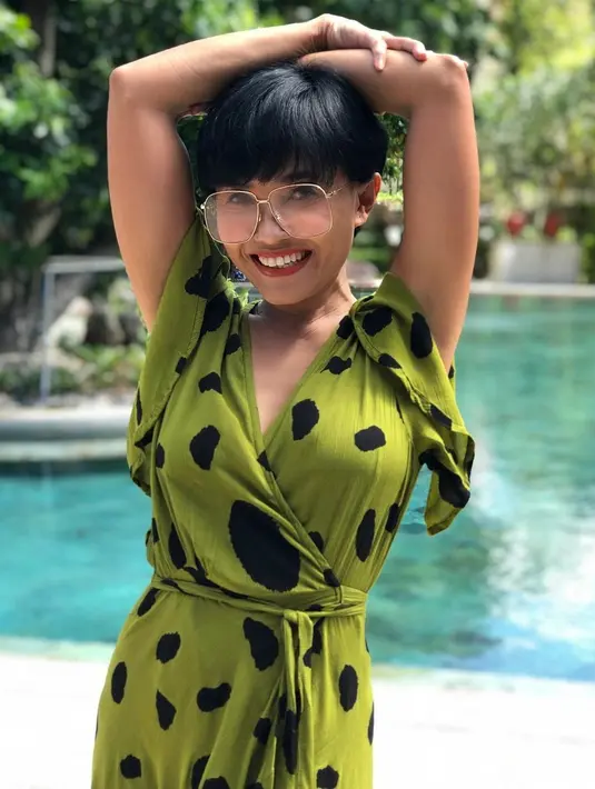 Di setiap foto yang diunggah, Herdiana Kiehl selalu mengenakan kacamata yang berbeda-beda. (FOTO: instagram.com/herdianak/)
