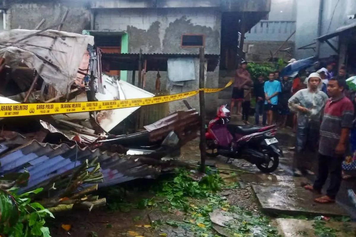 Sebuah rumah kos berlantai 3 di Jl. Bangka Barat IV RT. 03/07 Kelurahan Pela Mampang, Jakarta Selatam ambruk.