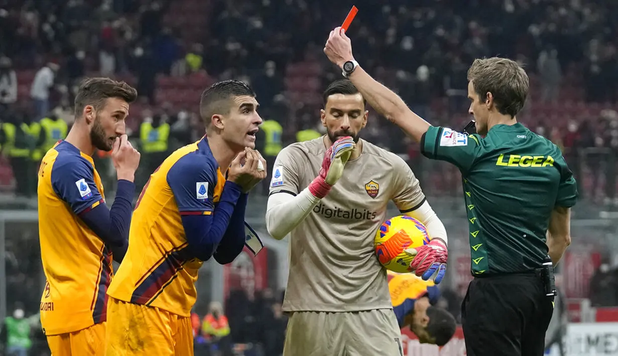 Wasit Daniele Chiffi menunjukkan kartu merah kepada pemain AS Roma Gianluca Mancini (kedua kiri) saat melawan AC Milan pada pertandingan sepak bola Serie A Liga Italia di Stadion San Siro, Milan, Italia, 6 Januari 2022. AC Milan menang 3-1. (AP Photo/Antonio Calanni)