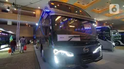 Salah satu bus yang dipamerkan pada acara Busworld Southeast Asia 2022 di JiExpo Kemayoran Jakarta, Jumat (7/10/2022). Jenis yang ditampilkan pun beragam, dari model high decker, sleeper bus, hingga double decker. (Liputan6.com/Magang/Aida Nuralifa)