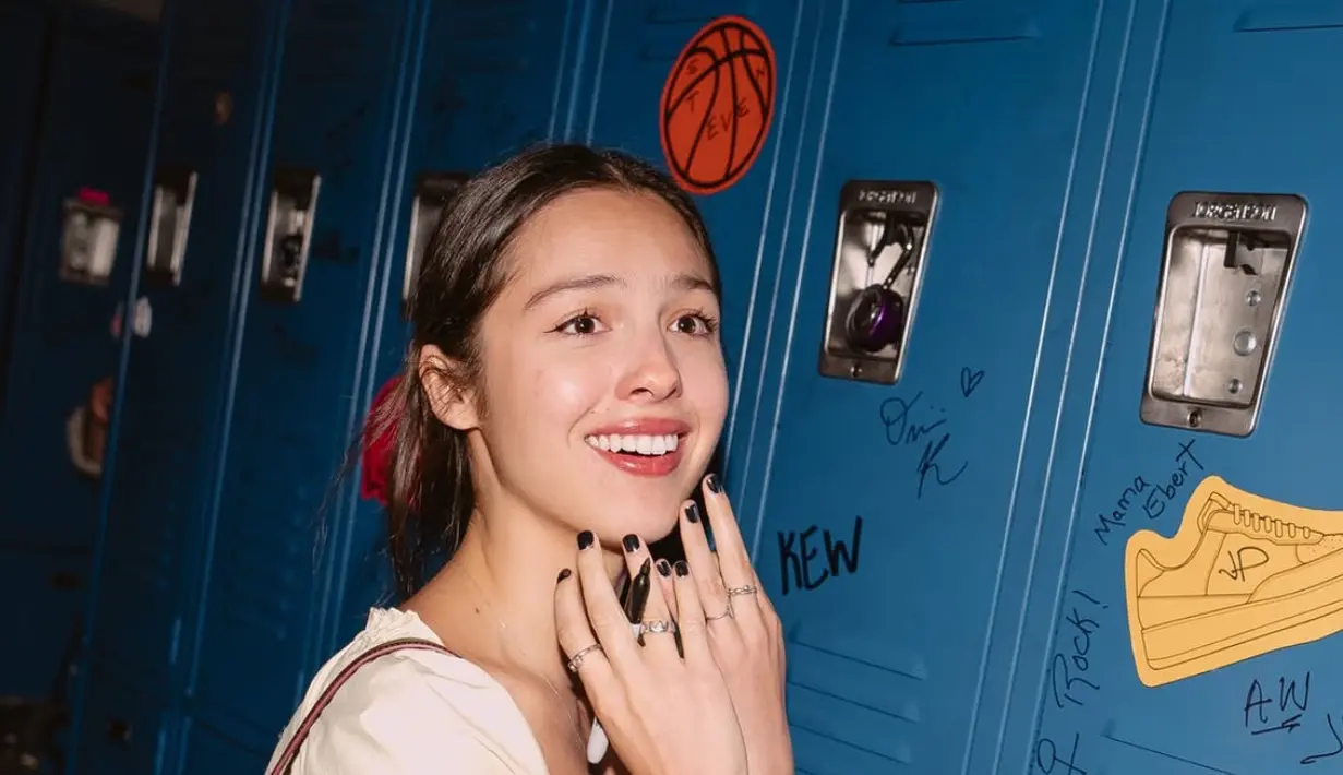 Olivia Rodrigo menonton pertunjukan Broadway sahabatnya, Sadie Sink, yang berjudul ‘John Proctor is the Villain’ di New York City. Ia tampil feminim mengenakan mini dress pastel yellow. [KateSpade]