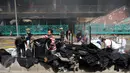 Sejumlah pakaian yang berhasil diselamatkan saat kebakaran melanda Pasar Senen, Jakarta, Jumat (20/1). Ahok akan memastikan semua gedung baru punya sistem pemadam kebakaran yang baik. (Liputan6.com/Gempur M Surya)