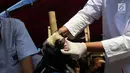Petugas Sudin Kelautan Pertanian dan Kelautan Jakarta Pusat melakukan pengecekan terhadap kesehatan hewan kurban jelang Idul Adha 1438 H, Jakarta, Jumat (24/8). (Liputan6.com/Johan Tallo)