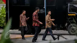 Anggota Paspampres berpakaian batik melakukan penyisiran di sekitar Gedung Graha Saba Buana, Solo, Selasa (9/6/2015). Gedung tersebut akan digunakan sebagai tempat resepsi  pernikahan Gibran dan Selvi pada 11 Juni 2015. (Liputan6.com/Faizal Fanani)