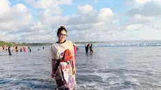 Pemilik nama lengkap Maulidia Octavia selalu tampil memesona walaupun tidak sedang berada di panggung. Seperti gaya santainya di salah satu pantai di Bali. Dengan memakai kaos dan kacamata, Via Vallen terlihat begitu enjoy. (Liputan6.com/IG/@viavallen)
