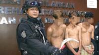 Tiga orang remaja di Kota Palembang diamankan karena kedapatan membawa sajam jenis celurit (Liputan6.com / Nefri Inge)