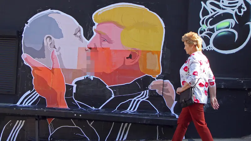 20160513-Mural-Lithuania-Vladimir-Putin-Donald-Trump-AFP