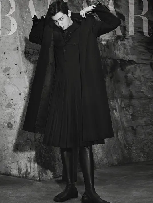 Cha Eun Woo head to toe mengenakan pakaian dari Burberry. Kali ini mengenakan pakaian serba hitam, dengan jas hitam yang dipadukan dengan rempel skirt dan long coat Instagram @eunwo.o_c