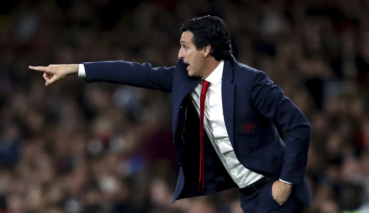 Pelatih Arsenal, Unai Emery menginstruksikan pemainnya saat bertanding melawan Nottingham Forest pada babak ketiga Piala Liga Inggris musim 2019-2020 di Stadion Emirates di London (24/9/2019). The Gunners masih akan menunggu lawan di babak keempat. (AP Photo/Steven Paston)