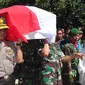 Kapolda Sulsel Irjen Anton Charliyan ikut mengangkat peti anggota TNI korban salah tembak anggota Brimob, Serda Ilman. (Liputan6.com/Eka Hakim)