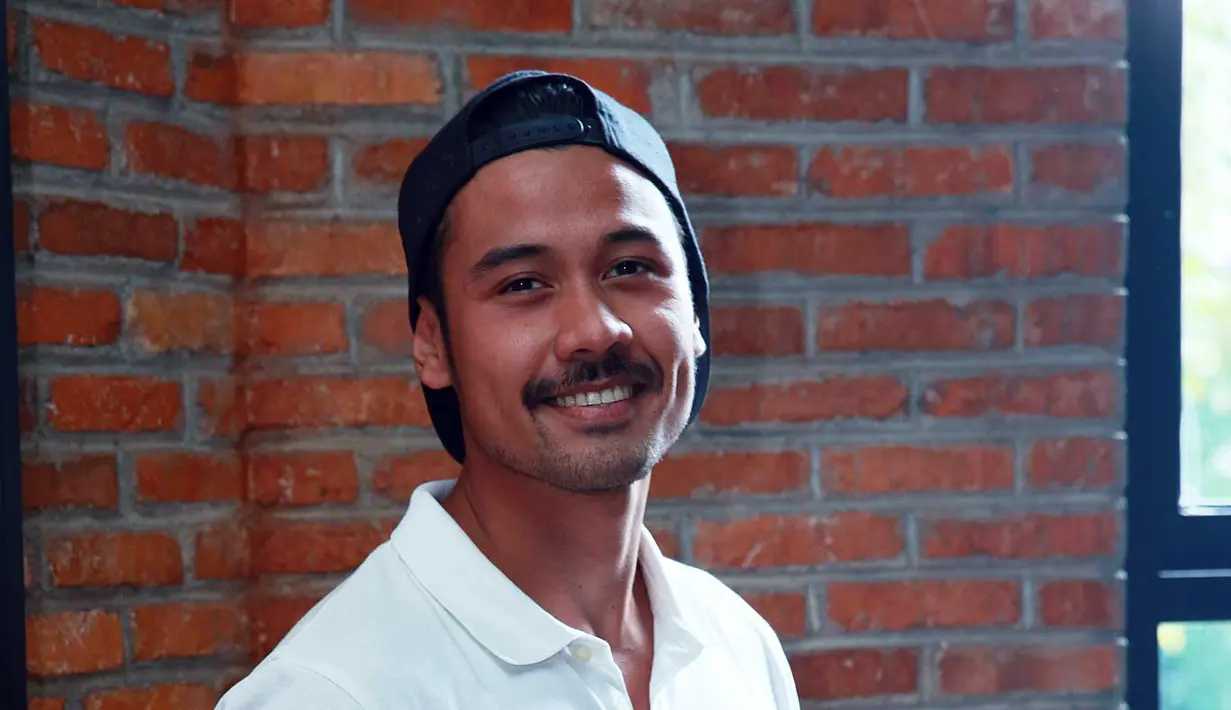 Chico Jerikho akan memerankan Sarwadi dalam film 'Surat Cinta Kartini'. Chico mulai berlatih menyesuaikan karakternya dalam film itu untuk persiapan, pasalnya proses syuting akan dimulai bulan Agustus. (Deki Prayoga/Bintang.com)