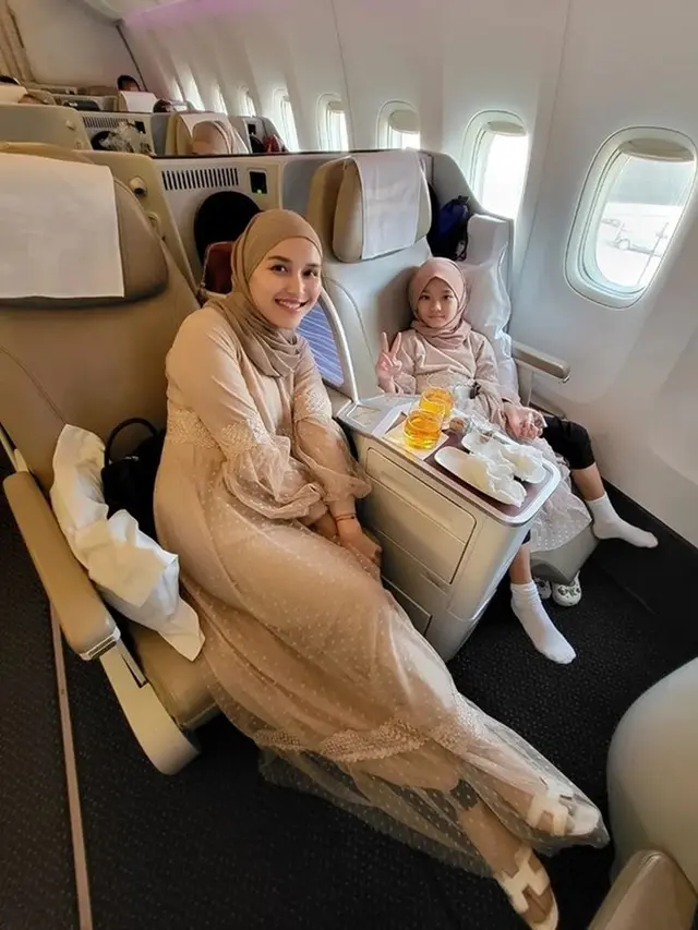 Ayu Ting Ting dan anak tampil berhijab