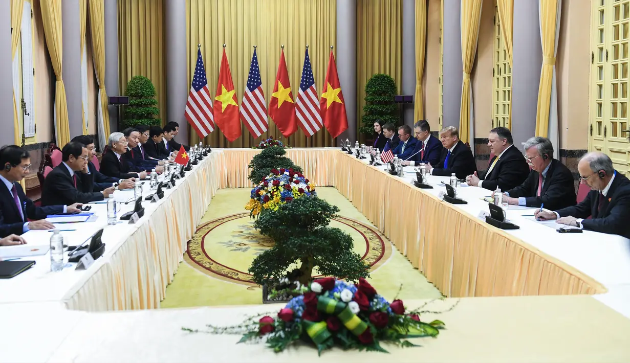Suasana pertemuan Presiden AS Donald Trump dan Presiden Vietnam Nguyen Phu Trong di Istana Kepresidenan, Hanoi (27/2). Trump dan Kim Jong-un akan melakukan pertemuan empat mata selama 20 menit  di Metropole Hotel pukul 18.30 WIB. (AFP Photo/Saul Loeb)