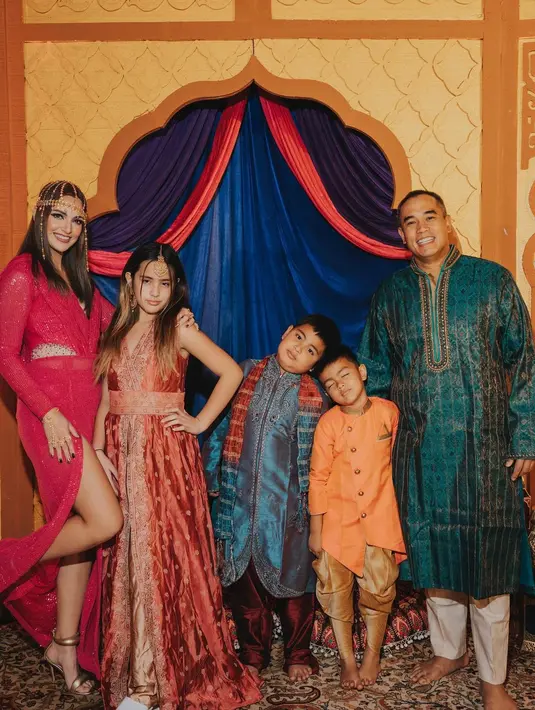 Penampilannya dilengkapi aksesori berupa anting dan headpiece khas Arab.